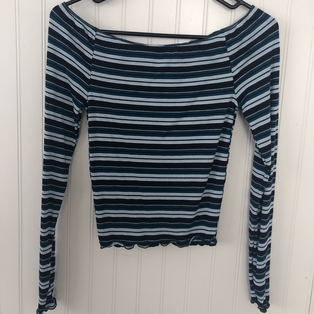Long sleeve off-the-shoulder top